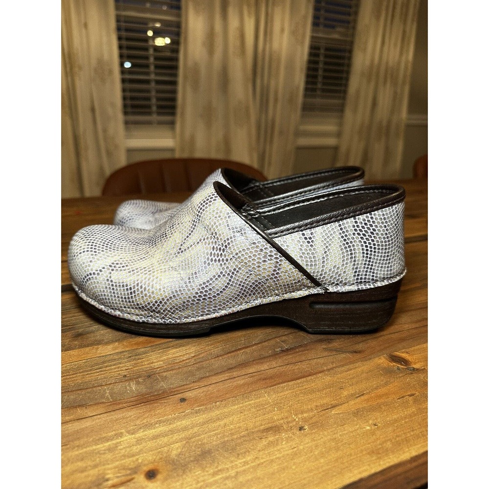 Dansko XP EU Size 40 Embossed Tooled Leather Clog Ivory Slip On Healthcare Shoe